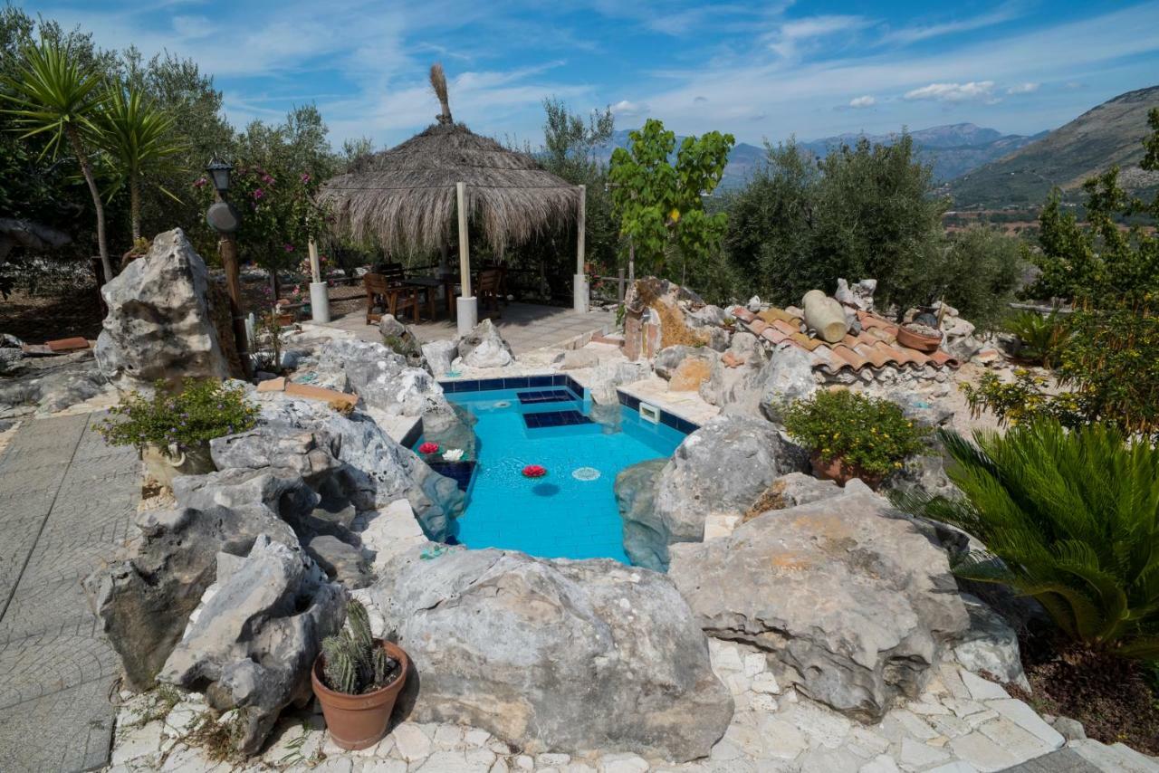 Le Capanne Di Villa Margherita Sonnino Exterior photo